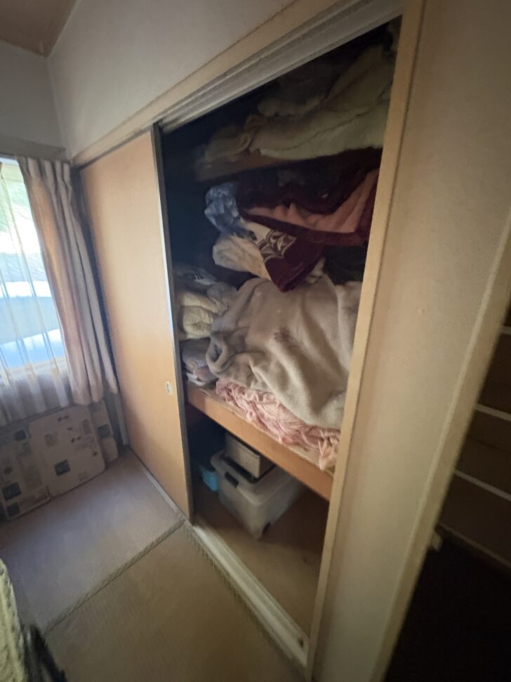 大分県宇佐市 冷蔵庫, 流し台, 上吊り戸棚, キッチンワゴン, ダイニングテーブル, 椅子, テレビ, テレビ台, ラグ, 布団, 毛布, 衣類, 調理器具, 洗剤類, 収納ボックス, その他生活用品一式 回収事例