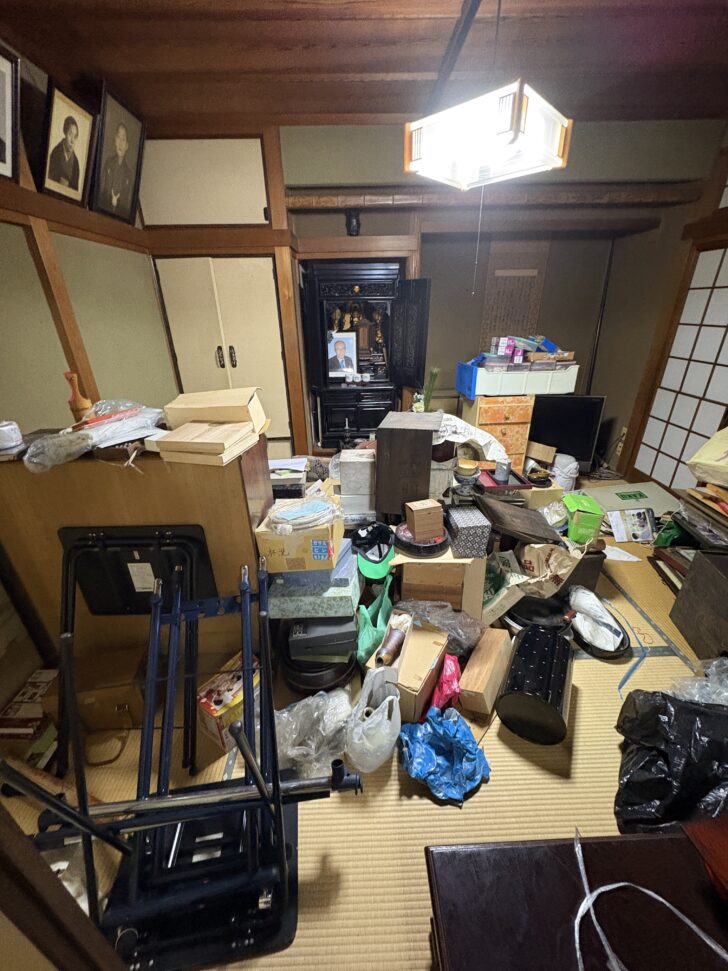 山口県下関市 冷蔵庫, 仏壇, 位牌, 桐タンス, 衣類ラック, 座卓, 段ボール箱多数, ビニール袋, 傘, 書籍, 雑貨類, 日用品, 電化製品, 工具類, 椅子, 空気清浄機 回収事例