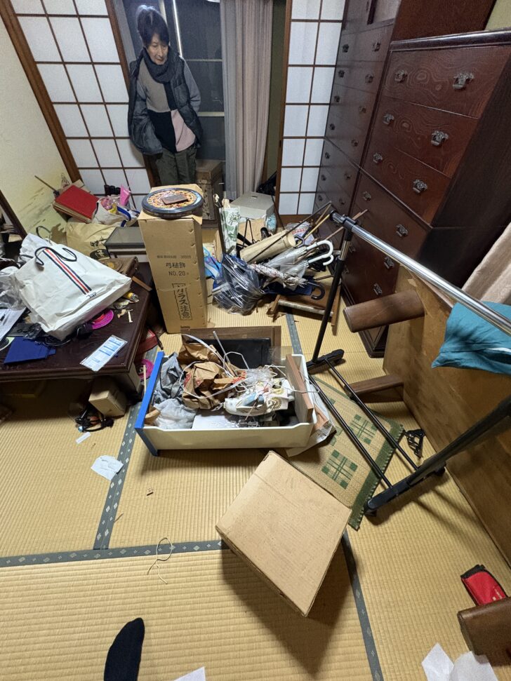 山口県下関市 冷蔵庫, 仏壇, 位牌, 桐タンス, 衣類ラック, 座卓, 段ボール箱多数, ビニール袋, 傘, 書籍, 雑貨類, 日用品, 電化製品, 工具類, 椅子, 空気清浄機 回収事例