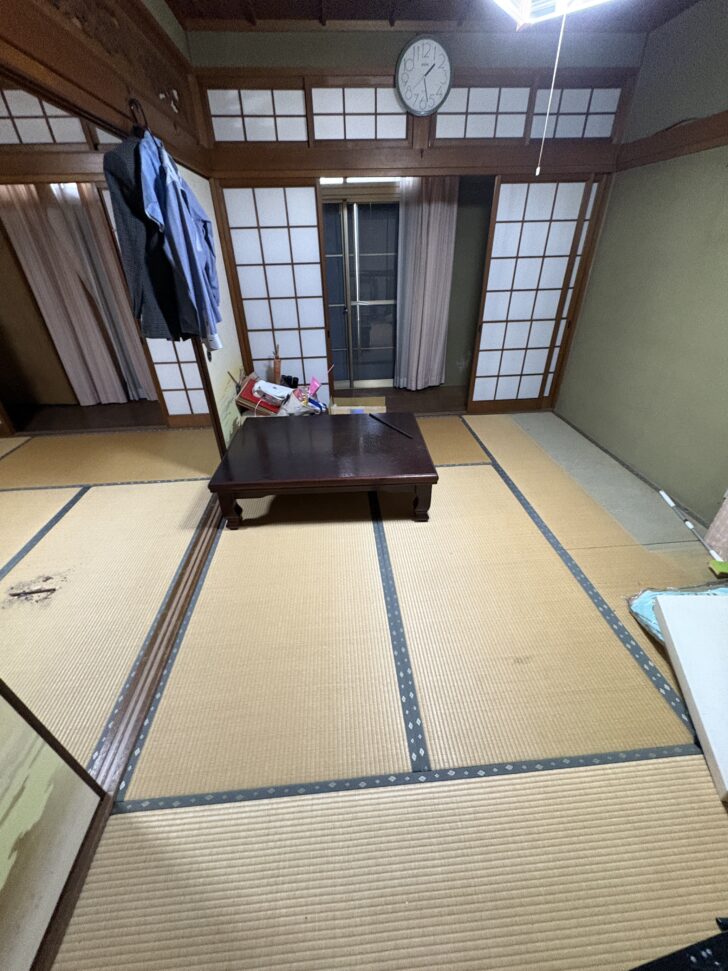 山口県下関市 冷蔵庫, 仏壇, 位牌, 桐タンス, 衣類ラック, 座卓, 段ボール箱多数, ビニール袋, 傘, 書籍, 雑貨類, 日用品, 電化製品, 工具類, 椅子, 空気清浄機 回収事例