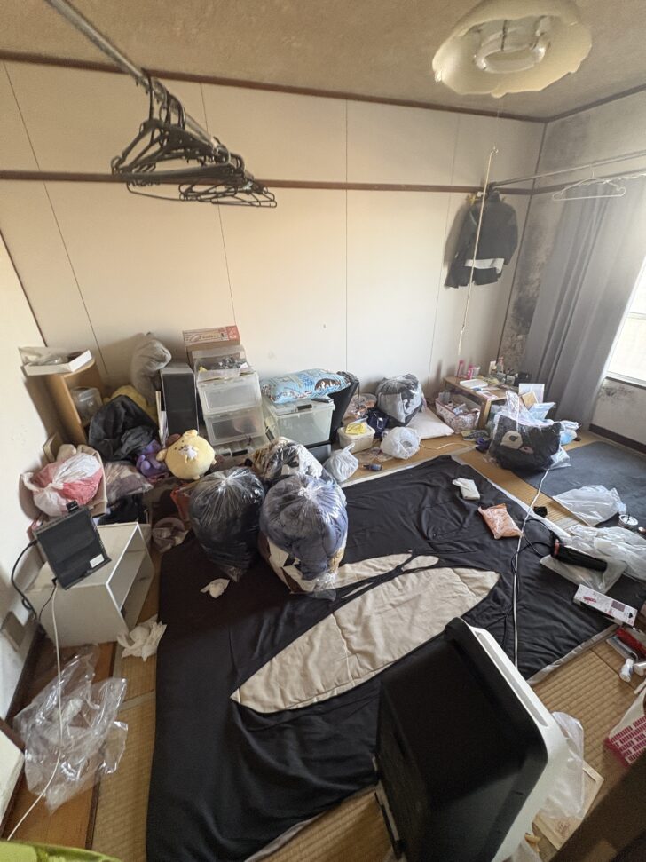 大分県宇佐市 衣類・ハンガー類, 布団・寝具類, ぬいぐるみ, 収納ケース・衣装ケース, 棚・ラック類, テーブル・椅子, 冷蔵庫, 洗濯機, テレビ, 掃除機, 段ボール・書類類, ゴミ袋多数, 雑貨・小物類, 食品容器・瓶類, プラスチックケース類 回収事例