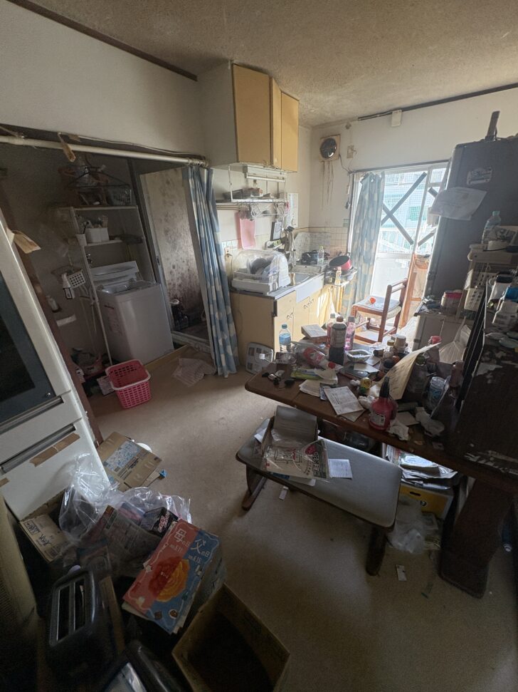 大分県宇佐市 衣類・ハンガー類, 布団・寝具類, ぬいぐるみ, 収納ケース・衣装ケース, 棚・ラック類, テーブル・椅子, 冷蔵庫, 洗濯機, テレビ, 掃除機, 段ボール・書類類, ゴミ袋多数, 雑貨・小物類, 食品容器・瓶類, プラスチックケース類 回収事例
