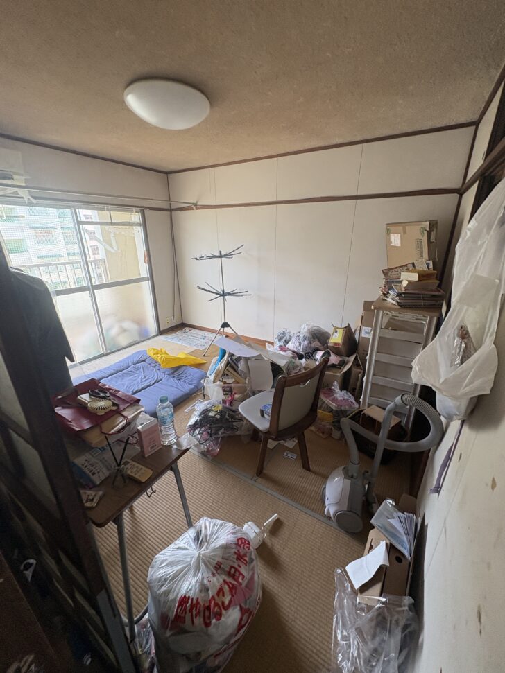 大分県宇佐市 衣類・ハンガー類, 布団・寝具類, ぬいぐるみ, 収納ケース・衣装ケース, 棚・ラック類, テーブル・椅子, 冷蔵庫, 洗濯機, テレビ, 掃除機, 段ボール・書類類, ゴミ袋多数, 雑貨・小物類, 食品容器・瓶類, プラスチックケース類 回収事例