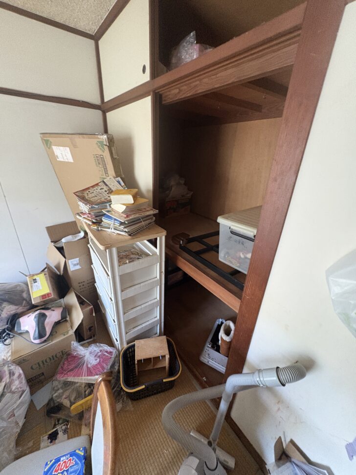 大分県宇佐市 衣類・ハンガー類, 布団・寝具類, ぬいぐるみ, 収納ケース・衣装ケース, 棚・ラック類, テーブル・椅子, 冷蔵庫, 洗濯機, テレビ, 掃除機, 段ボール・書類類, ゴミ袋多数, 雑貨・小物類, 食品容器・瓶類, プラスチックケース類 回収事例