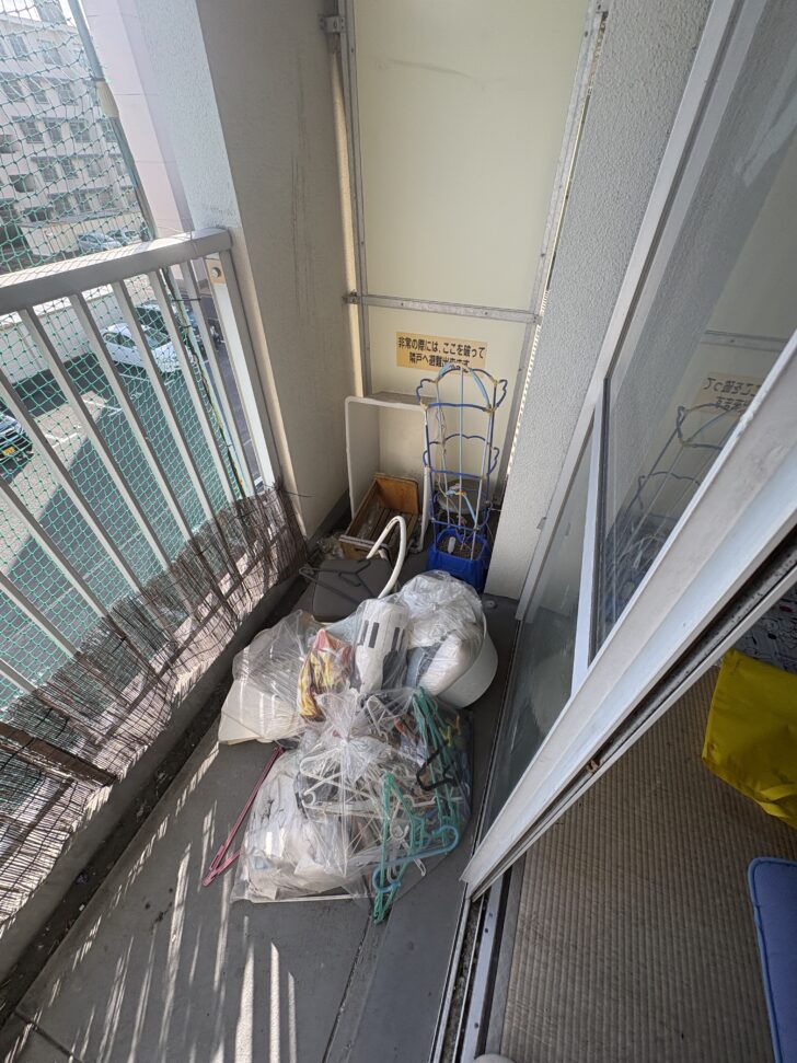山口県下関市 ソファ、冷蔵庫、洗濯機、サイドボード、プラスチック収納ラック、ゴルフバッグ、衣類ハンガー類、ぬいぐるみ、衣類・布団類、雑貨・小物類、ビニール袋入り残置物一式 回収事例