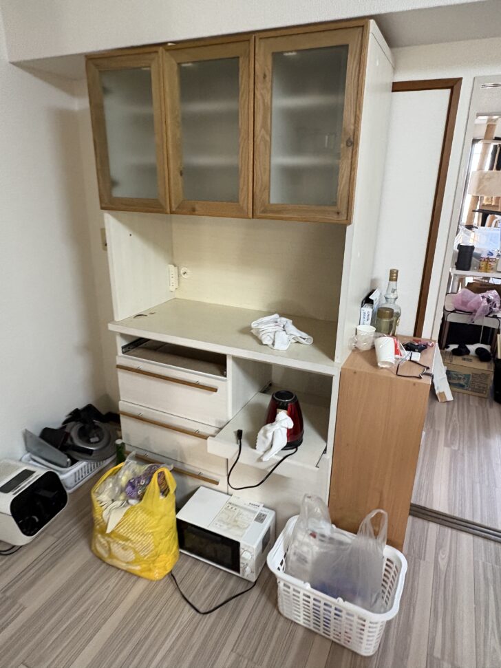 大分県佐伯市 ソファ、ベッドマットレス、食器棚、電子レンジ、小型家電類、猫タワー、段ボール・紙類、ぬいぐるみ、収納棚、バケツ・洗濯カゴ等の生活用品、袋類・雑貨一式 回収事例