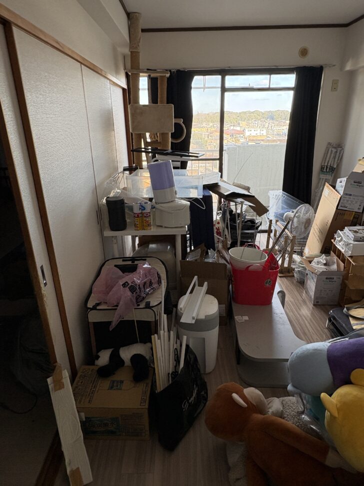 大分県佐伯市 ソファ、ベッドマットレス、食器棚、電子レンジ、小型家電類、猫タワー、段ボール・紙類、ぬいぐるみ、収納棚、バケツ・洗濯カゴ等の生活用品、袋類・雑貨一式 回収事例
