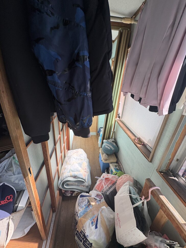 熊本県熊本市 衣類, ハンガー, 布団・寝具類, 収納ボックス（プラスチック製）, 段ボール箱, ビニール袋入り荷物, 書籍・雑誌類, 棚・ラック類, テレビ, カバン・バッグ類, ぬいぐるみ, その他雑品多数 回収事例