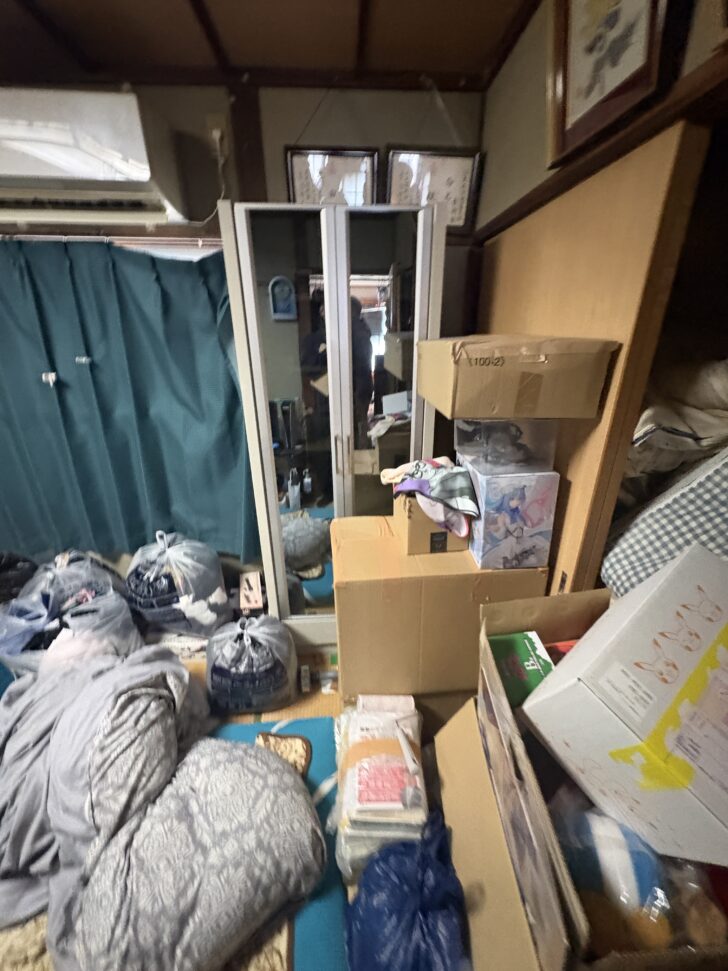 山口県山陽小野田市厚狭 タンス、鏡台、食器棚、テレビ、ゲーム機器類（Nintendo Switch・PS4など）、段ボール箱多数、衣類、寝具・布団類、ゴミ袋にまとめられた不用品、バッグ類、生活用品一式、掃除機、チェスト、椅子 回収事例