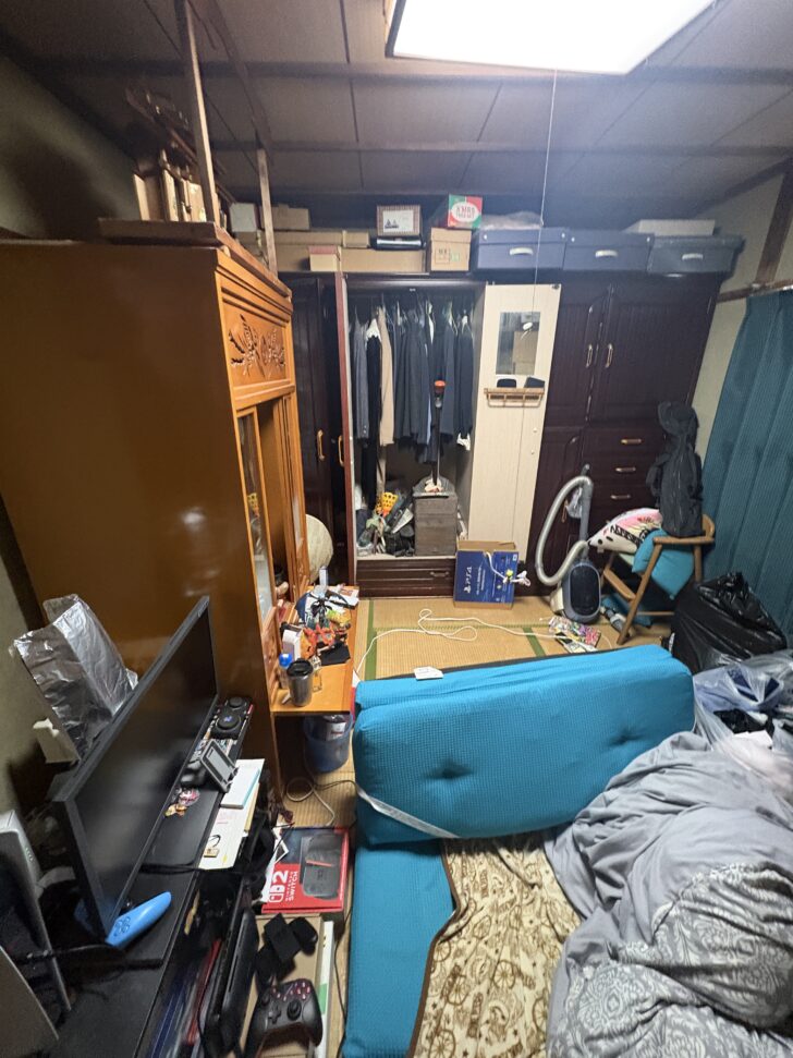 山口県山陽小野田市厚狭 タンス、鏡台、食器棚、テレビ、ゲーム機器類（Nintendo Switch・PS4など）、段ボール箱多数、衣類、寝具・布団類、ゴミ袋にまとめられた不用品、バッグ類、生活用品一式、掃除機、チェスト、椅子 回収事例