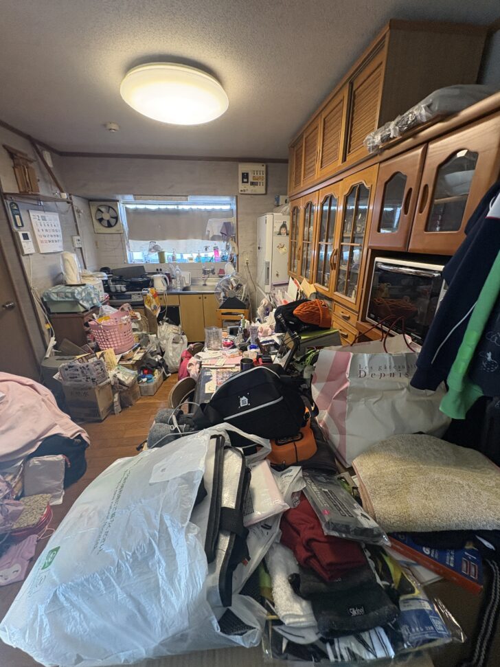 山口県山陽小野田市厚狭 タンス、鏡台、食器棚、テレビ、ゲーム機器類（Nintendo Switch・PS4など）、段ボール箱多数、衣類、寝具・布団類、ゴミ袋にまとめられた不用品、バッグ類、生活用品一式、掃除機、チェスト、椅子 回収事例