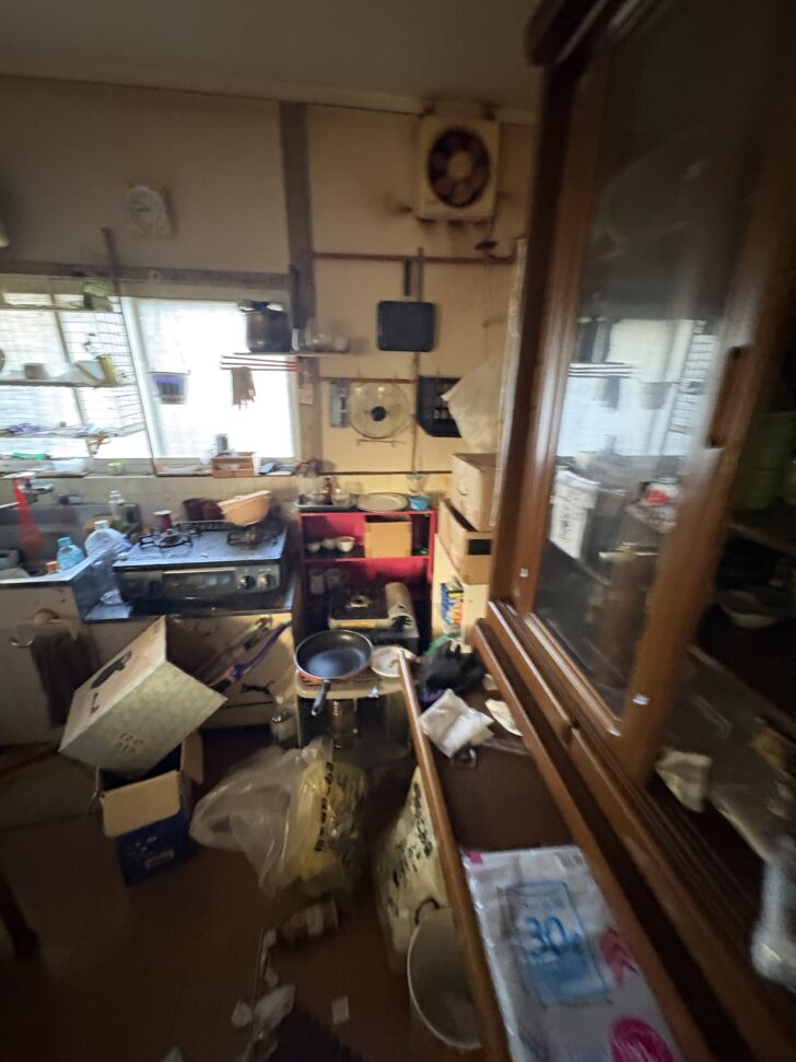 山口県下関市豊浦町 冷蔵庫, 電子レンジ, ガスコンロ, 鍋類, ボウル, 食器類, 棚・収納家具, タンス, 布団・寝具, 座布団, 段ボール箱, ビニール袋類, 書類・紙類, 日用雑貨, 観葉植物, 扇風機, 調味料・容器類 回収事例