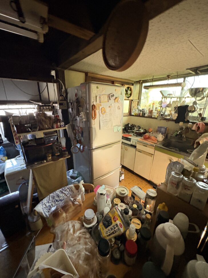 山口県下関市豊浦町 冷蔵庫, 電子レンジ, ガスコンロ, 鍋類, ボウル, 食器類, 棚・収納家具, タンス, 布団・寝具, 座布団, 段ボール箱, ビニール袋類, 書類・紙類, 日用雑貨, 観葉植物, 扇風機, 調味料・容器類 回収事例