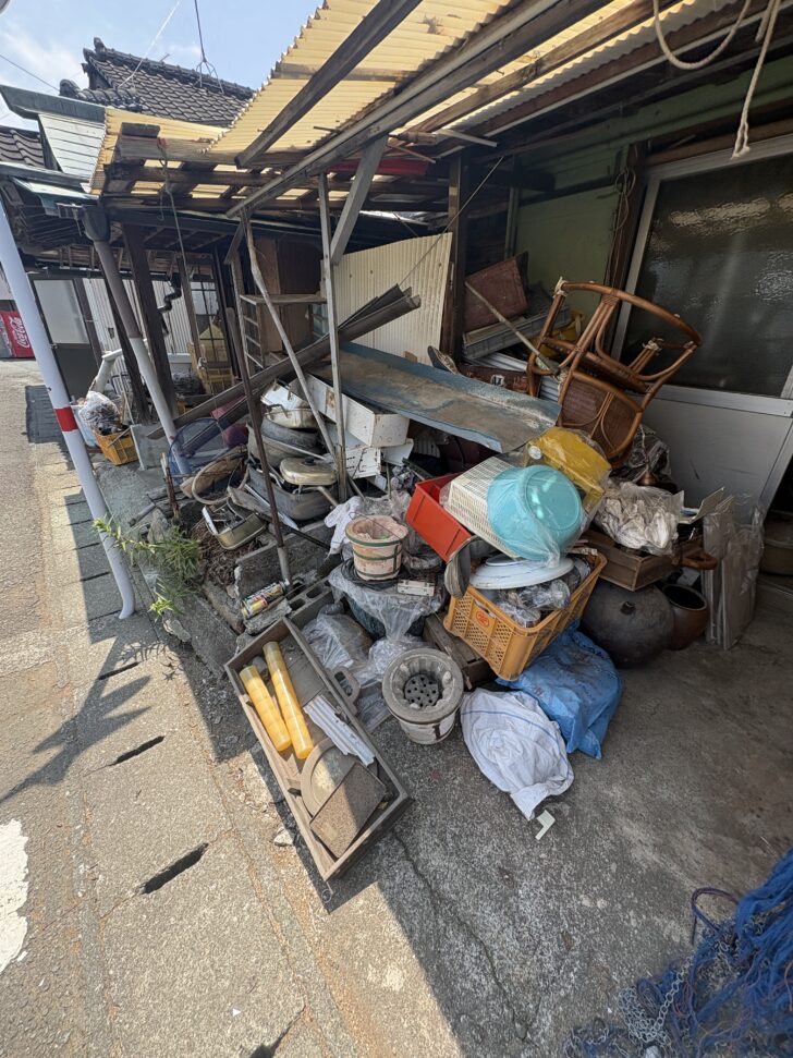 山口県山陽小野田市 食器棚, 自転車, 籐製椅子, 洗面器, ポリタンク・燃料缶, 農具・竹材, 段ボール箱, 生活雑貨, 家電製品, 収納ケース・カゴ類, 衣類・布類, 陶器・食器類, その他不用品多数 回収事例