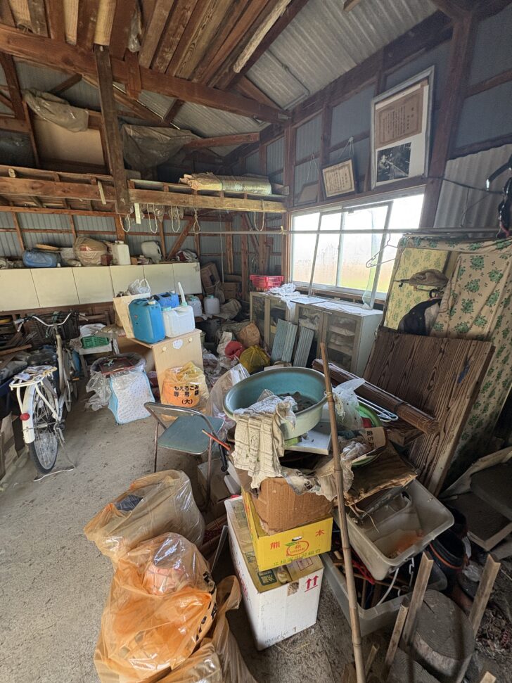 山口県山陽小野田市 食器棚, 自転車, 籐製椅子, 洗面器, ポリタンク・燃料缶, 農具・竹材, 段ボール箱, 生活雑貨, 家電製品, 収納ケース・カゴ類, 衣類・布類, 陶器・食器類, その他不用品多数 回収事例