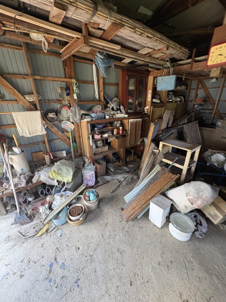 山口県山陽小野田市 食器棚, 自転車, 籐製椅子, 洗面器, ポリタンク・燃料缶, 農具・竹材, 段ボール箱, 生活雑貨, 家電製品, 収納ケース・カゴ類, 衣類・布類, 陶器・食器類, その他不用品多数 回収事例