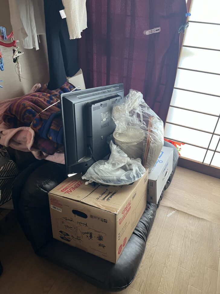 山口県阿武町奈子 ウォードローブ（3扉・ダークブラウン）, 液晶テレビ, ソファー, 衣類一式, 布団・毛布類, ワイヤーラック, 段ボール箱, ビニール袋入り雑品類 回収事例