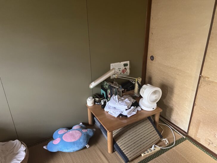 山口県宇部市西岐波 大型テレビ, 木製タンス, リモコン類, ローテーブル, 卓上扇風機, デスクライト, ぬいぐるみ, 衣類, ダイニングテーブル, 木製チェア, 電子レンジ, トースター, 炊飯器, キッチンラック, 石油ストーブ, やかん, スマートフォン, 延長コード, その他生活用品一式 回収事例