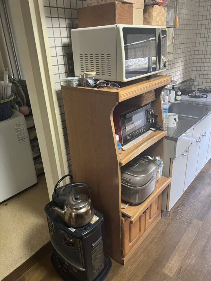 山口県宇部市西岐波 大型テレビ, 木製タンス, リモコン類, ローテーブル, 卓上扇風機, デスクライト, ぬいぐるみ, 衣類, ダイニングテーブル, 木製チェア, 電子レンジ, トースター, 炊飯器, キッチンラック, 石油ストーブ, やかん, スマートフォン, 延長コード, その他生活用品一式 回収事例