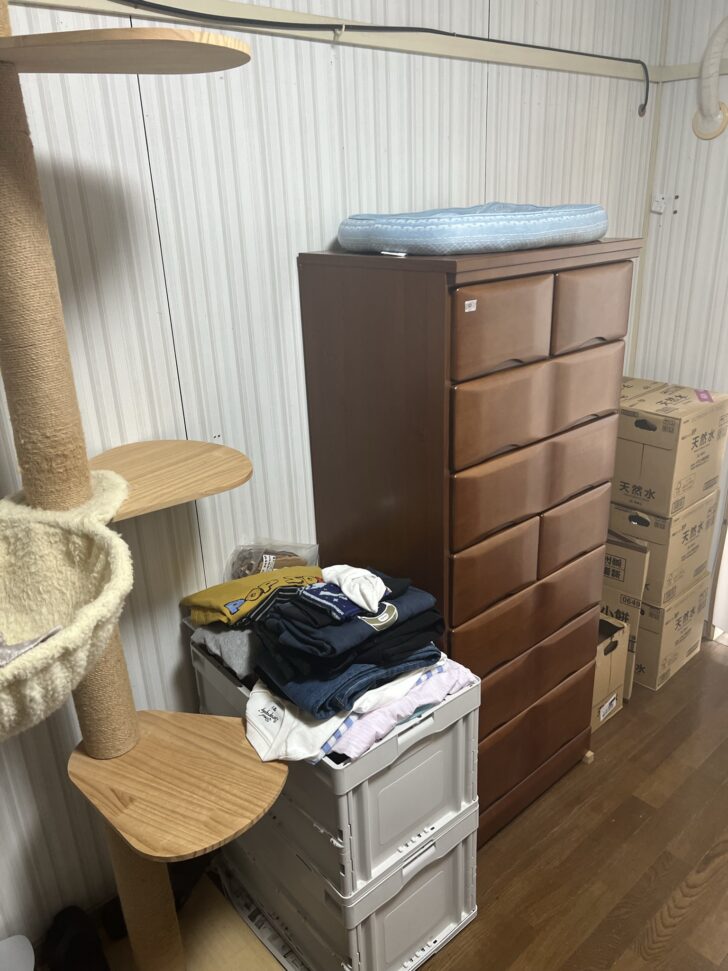 山口県長門市湯本 木製学習机, 木製椅子, チェスト（プラスチック製タンス）, 折りたたみコンテナ, 衣類一式, 書籍・雑誌, 文具・雑貨類, キャットタワー, 段ボール箱, 天然水ケース, ラック（スチールシェルフ）, デスクライト, その他日用品 回収事例