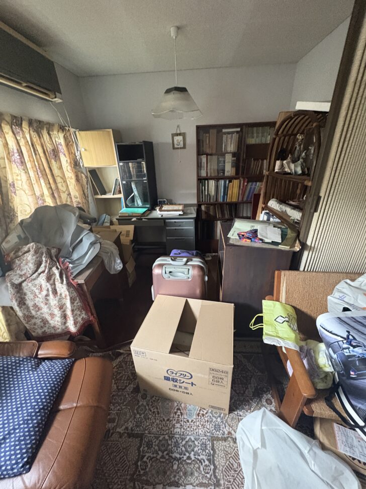 山口県下関市小月 ソファ、革張りアームチェア、本棚、デスク、チェスト、書籍・書類類、スーツケース、段ボール箱、衣類・毛布類、扇風機、エアコン（壁掛け）、ラグ・絨毯、観葉植物・置物、その他生活用品一式 回収事例