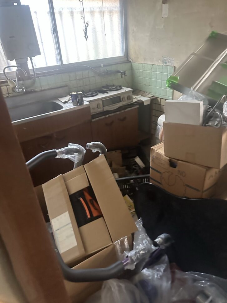 山口県萩市椿 ダンボール箱多数, クーラーボックス, ゴミ袋類, 買い物かご, 缶類, 袋・梱包材類, 棚・家具類, 調理器具類, 雑品類 回収事例
